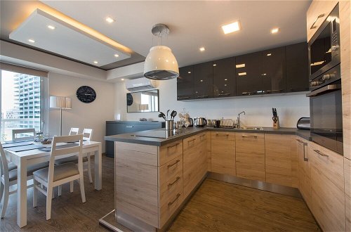 Photo 2 - Stylish Seaview Apartment In a Prime Location