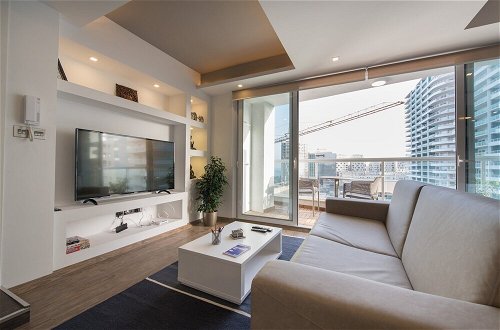Photo 21 - Stylish Seaview Apartment In a Prime Location