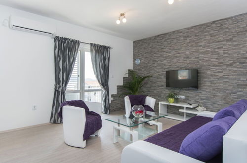 Photo 12 - Modern, Bright and Spacious sea View Apartment, Short Walk to the Beaches