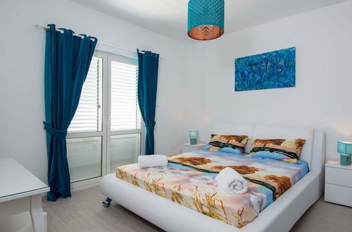 Photo 5 - Modern, Bright and Spacious sea View Apartment, Short Walk to the Beaches