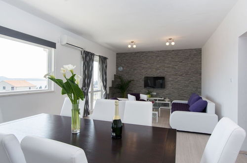 Photo 26 - Modern, Bright and Spacious sea View Apartment, Short Walk to the Beaches