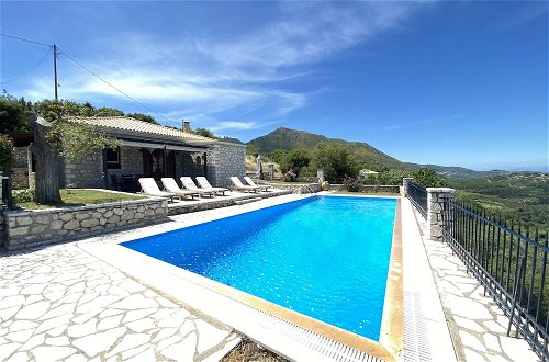 Photo 4 - Executive Villa Scorpidi With Private Pool