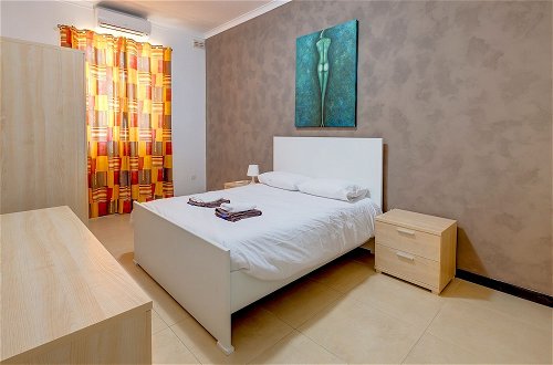 Foto 3 - Modern 2 Bedroom Maisonette in Central Sliema