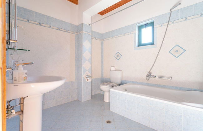 Andreas Beach Villa Large Private Pool Walk to Beach Sea Views A C Wifi Car Not Required - 1654 - Photo 6