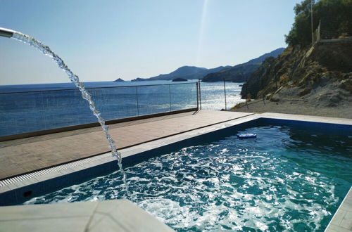 Foto 15 - Luxurious Villa Paradise PRIVATE BEACH