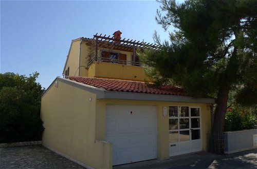 Foto 20 - Six Person Apartment With 2 Bedrooms Near the Beach in Pjescana Uvala