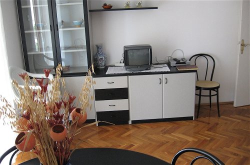 Photo 10 - Six Person Apartment With 2 Bedrooms Near the Beach in Pjescana Uvala