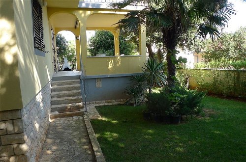 Photo 16 - Six Person Apartment With 2 Bedrooms Near the Beach in Pjescana Uvala