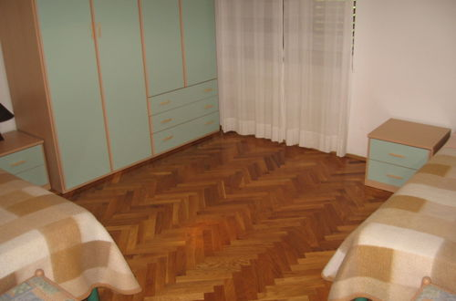 Photo 4 - Six Person Apartment With 2 Bedrooms Near the Beach in Pjescana Uvala