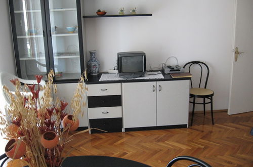 Photo 8 - Six Person Apartment With 2 Bedrooms Near the Beach in Pjescana Uvala