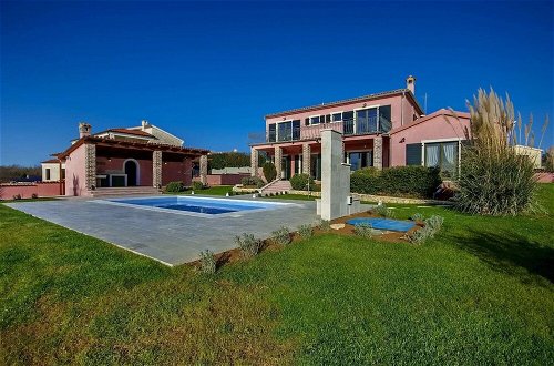 Foto 1 - Gorgeous Villa With Private Swimming Pool and Covered Terrace