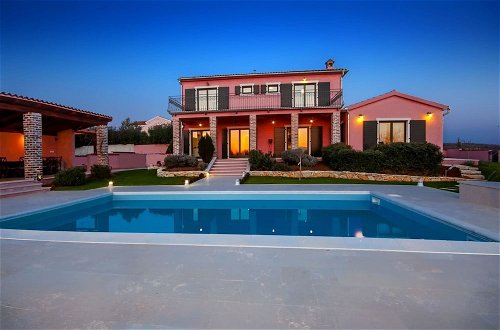 Foto 29 - Gorgeous Villa With Private Swimming Pool and Covered Terrace