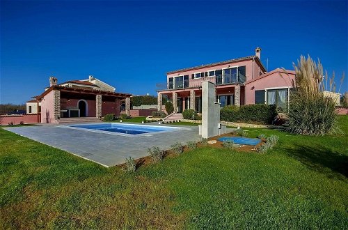 Foto 28 - Gorgeous Villa With Private Swimming Pool and Covered Terrace