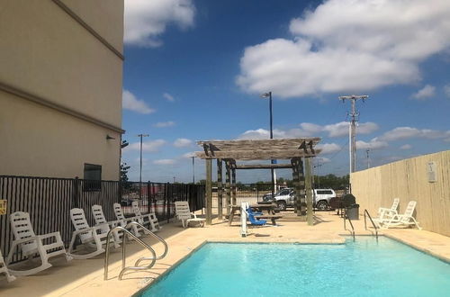 Photo 10 - PetroStay Inn & Suites Cotulla