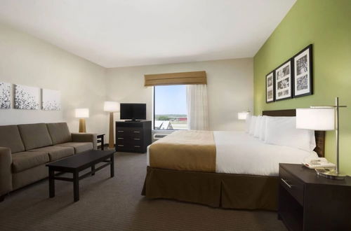 Photo 1 - PetroStay Inn & Suites Cotulla