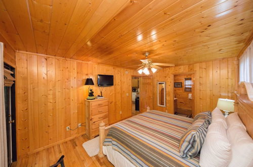 Foto 4 - Drift Away - Two Bedroom Cabin