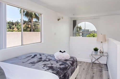 Photo 7 - Luxurious 2BD & Den Hollywood Apartment