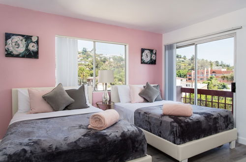 Photo 10 - Luxurious 2BD & Den Hollywood Apartment