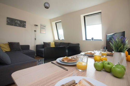 Foto 15 - Stayzo Castle Penthouse 17 - A Clean Fresh Modern Apartment With Free Wi-fi