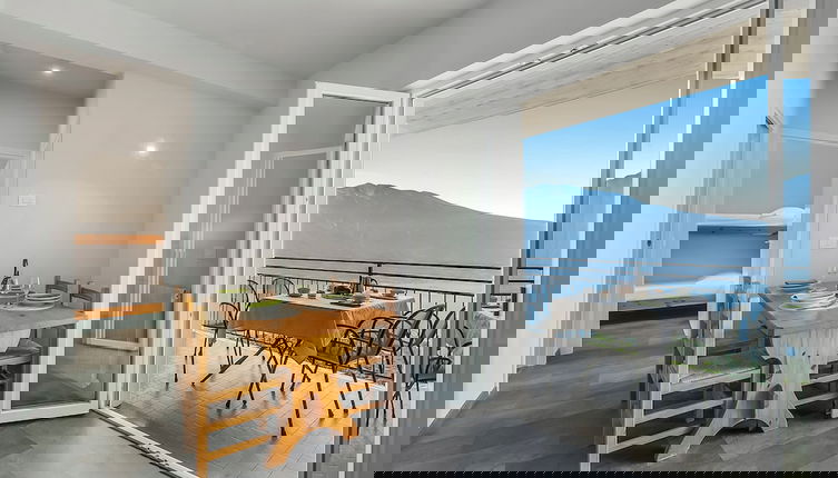 Photo 1 - Bellevue Modern Apartment 10