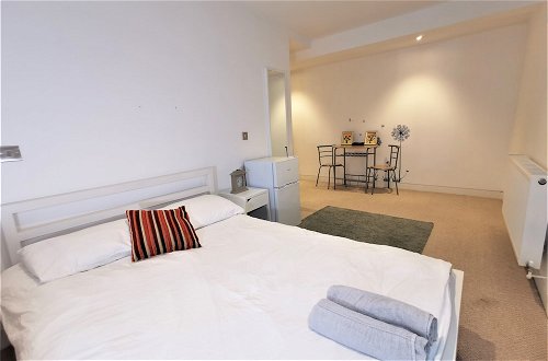 Photo 8 - Spacious Double Room with en-suite - 1b