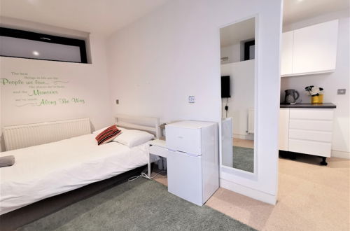 Photo 6 - Spacious Double Room with en-suite - 1b