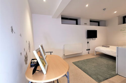 Photo 3 - Spacious Double Room with en-suite - 1b