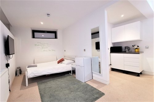 Photo 2 - Spacious Double Room with en-suite - 1b