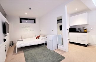 Photo 2 - Spacious Double Room with en-suite - 1b