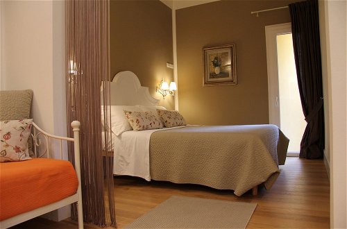 Photo 5 - Elegant and Cozy City Center for 5 - Two Bedroom Apartment, Sleeps 5