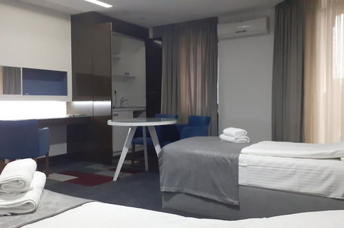 Photo 3 - Spacious Serviced Apartment - Free Parking - Breakfast