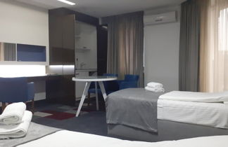 Photo 3 - Spacious Serviced Apartment - Free Parking - Breakfast