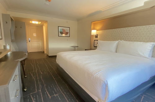 Photo 2 - Holiday Inn Victoria Elk Lake, an IHG Hotel