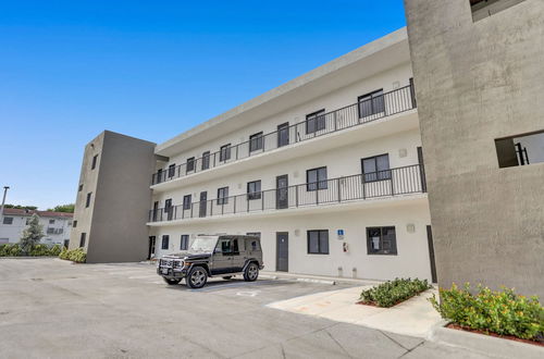 Photo 2 - Renzzi Wynwood Apartments