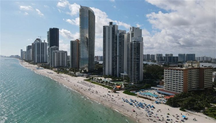 Photo 1 - Areia Azul Aparts Miami