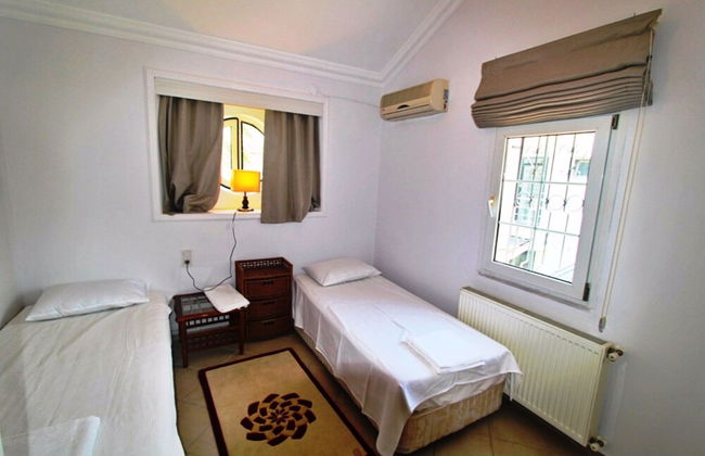 Villa Center - Photo 4