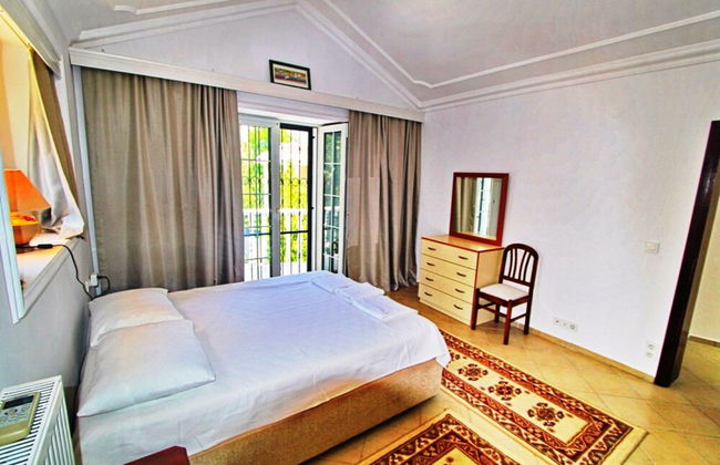 Villa Center - Photo 2