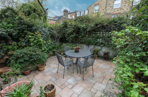 Photo 23 - ALTIDO 2 Bed Flat With Garden Next to Battersea Park