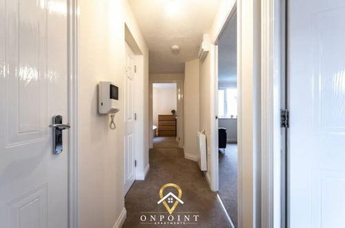 Photo 10 - ✰OnPoint - Spacious 2 Bed Apt - FREE Parking✰