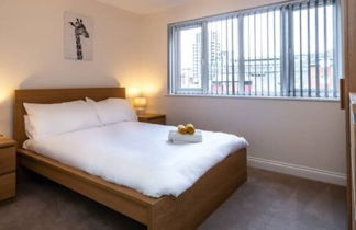 Photo 3 - ✰OnPoint - Spacious 2 Bed Apt - FREE Parking✰