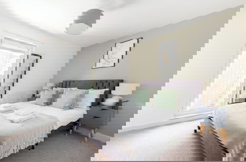 Foto 3 - Deluxe 2 Bed Flat with Balcony in Hackney
