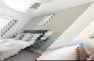 Foto 3 - Deluxe 2 Bed Flat with Balcony in Hackney