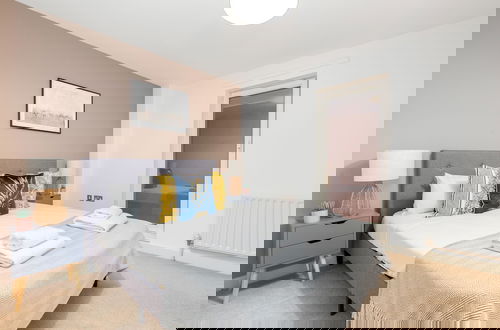 Foto 9 - Deluxe 2 Bed Flat with Balcony in Hackney
