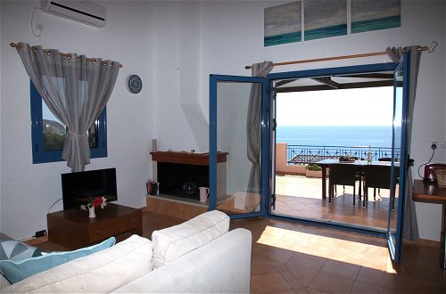 Foto 6 - Beach Front Villa with Private 50m Path to Secluded Beach