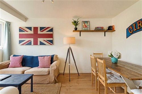 Photo 14 - Stunning 1 Bedroom Apartment in Battersea