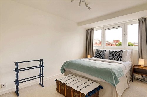 Photo 5 - Stunning 1 Bedroom Apartment in Battersea