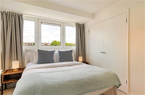 Photo 3 - Stunning 1 Bedroom Apartment in Battersea