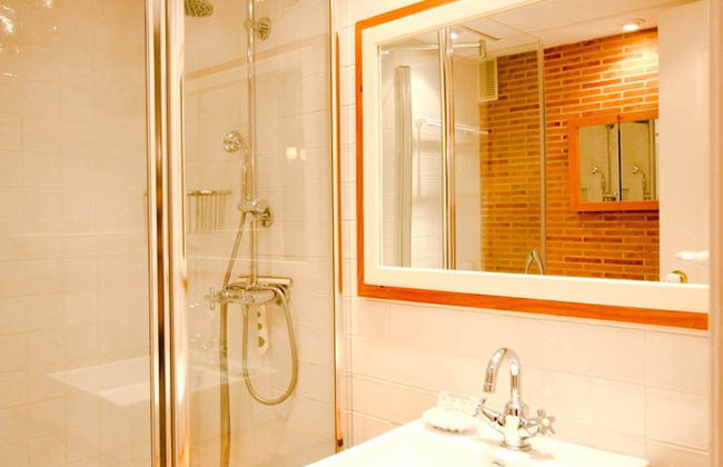 Suitur beachfront duplex with pool and sea views - Foto 28