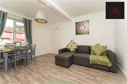 Photo 11 - Two Bedroom House by Klass Living Serviced Accommodation Hamilton - Kenmar House With Parking & WiFi
