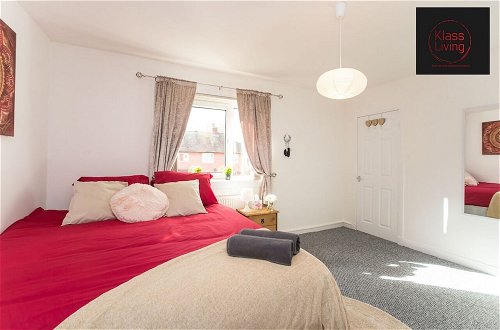Photo 4 - Two Bedroom House by Klass Living Serviced Accommodation Hamilton - Kenmar House With Parking & WiFi